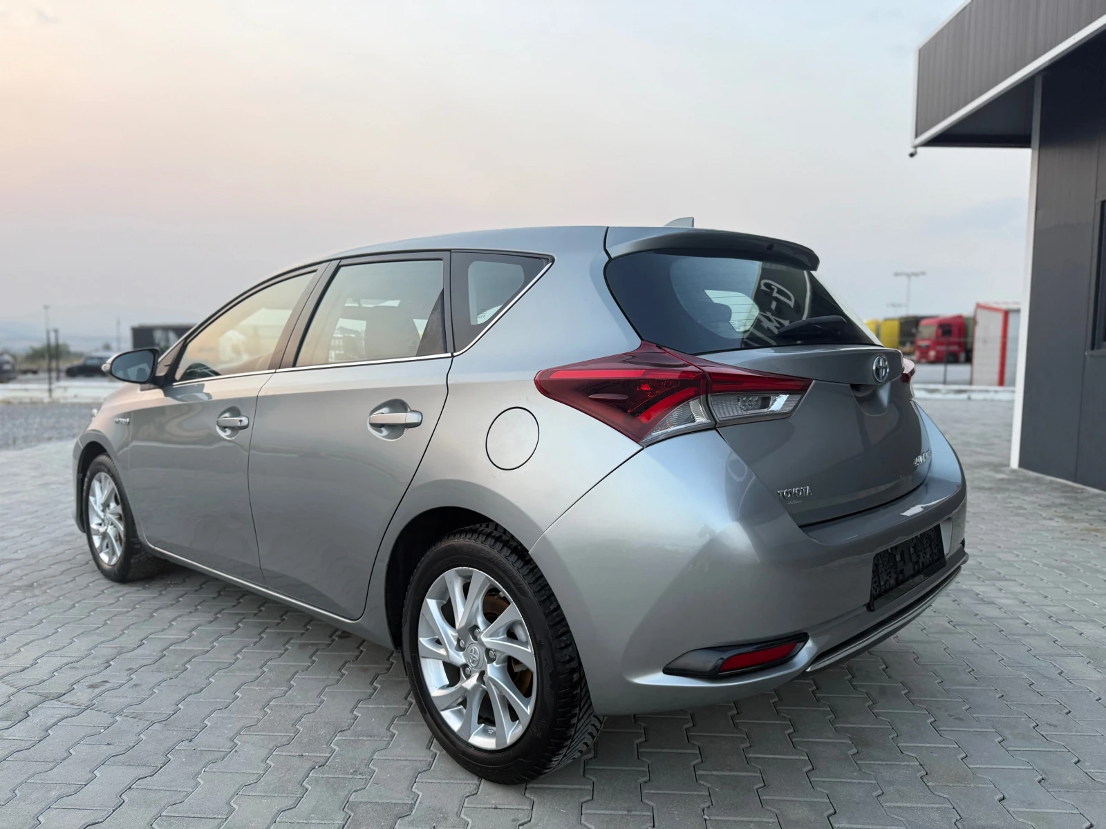 Toyota Auris 1.8 hibrid Собствен лизинг - изображение 7