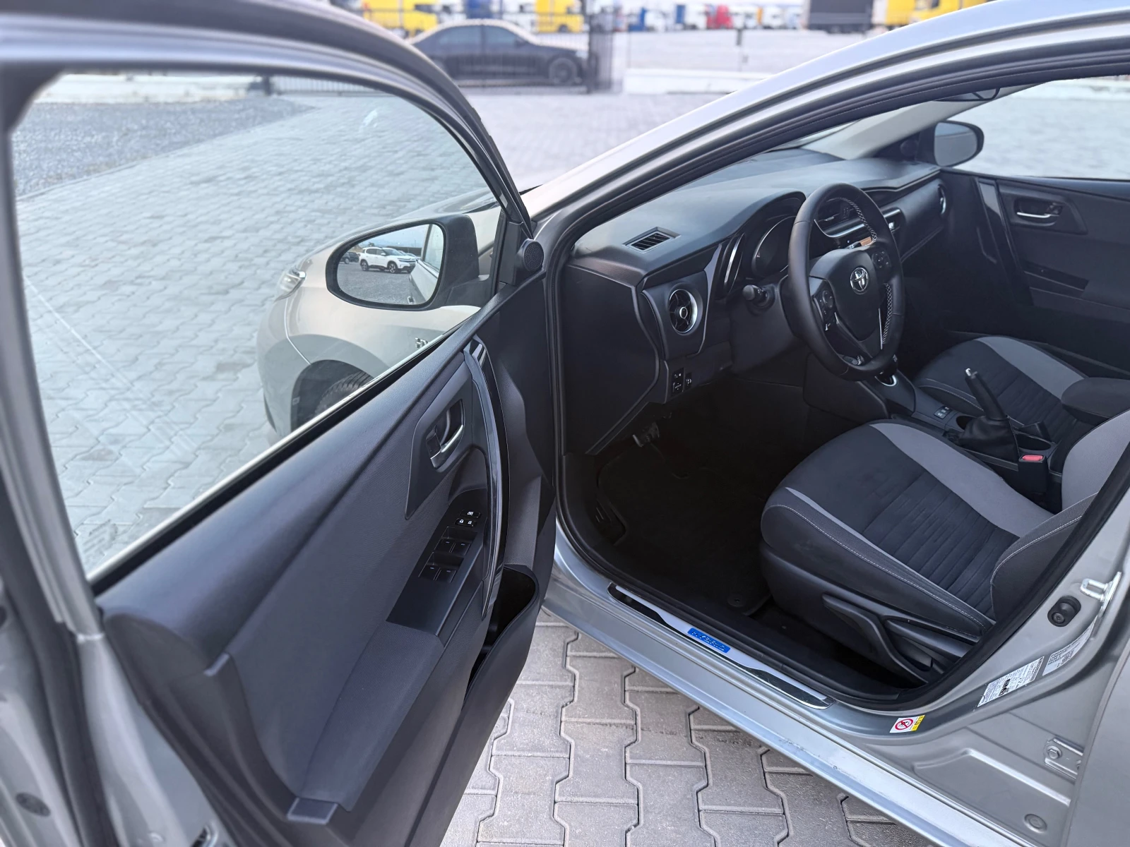 Toyota Auris 1.8 hibrid Собствен лизинг - изображение 10
