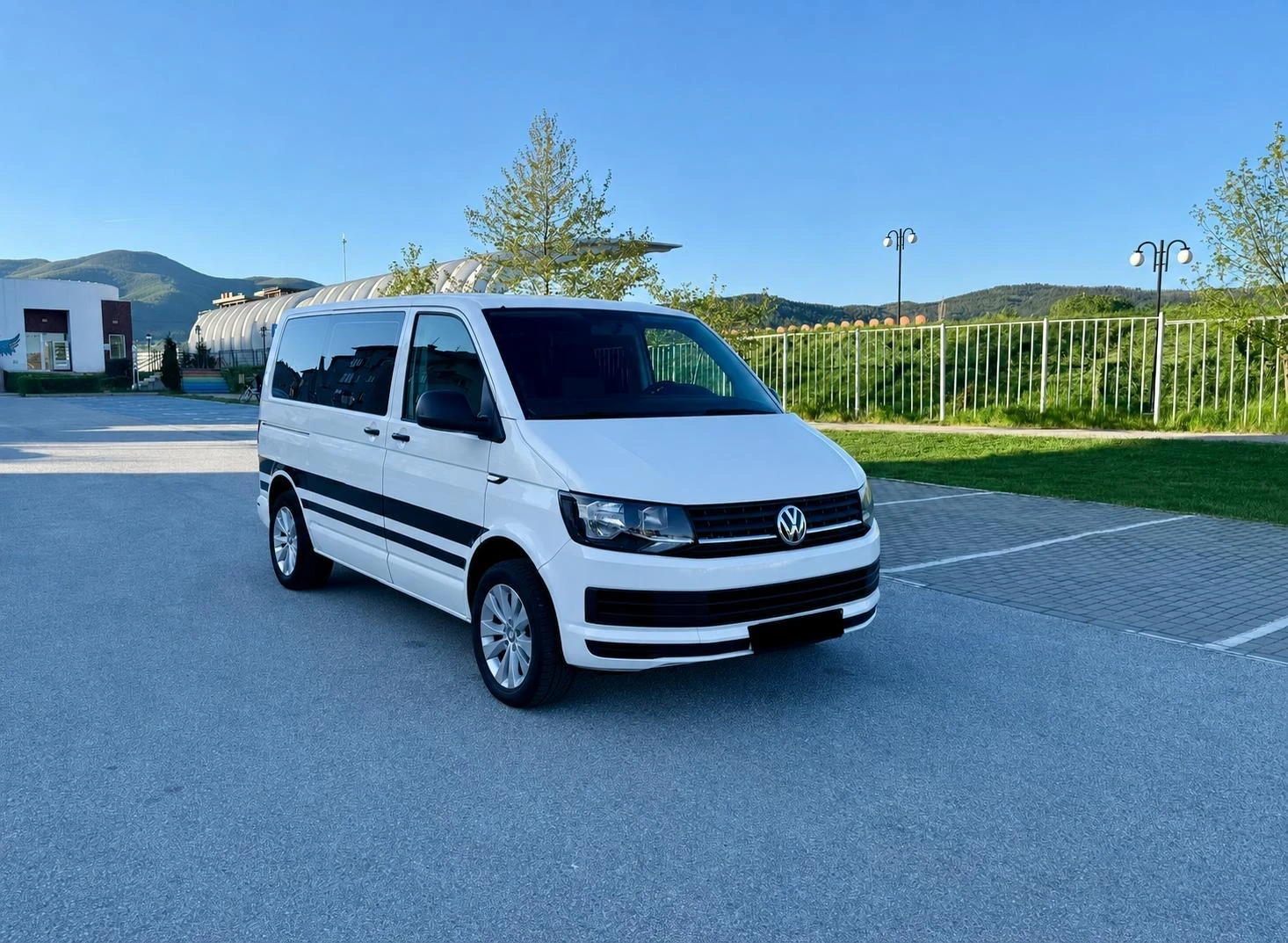 VW Caravelle 9 МЕСТЕН* ЛИЗИНГ/БАРТЕР, снимка 2 - Бусове и автобуси - 54452008
