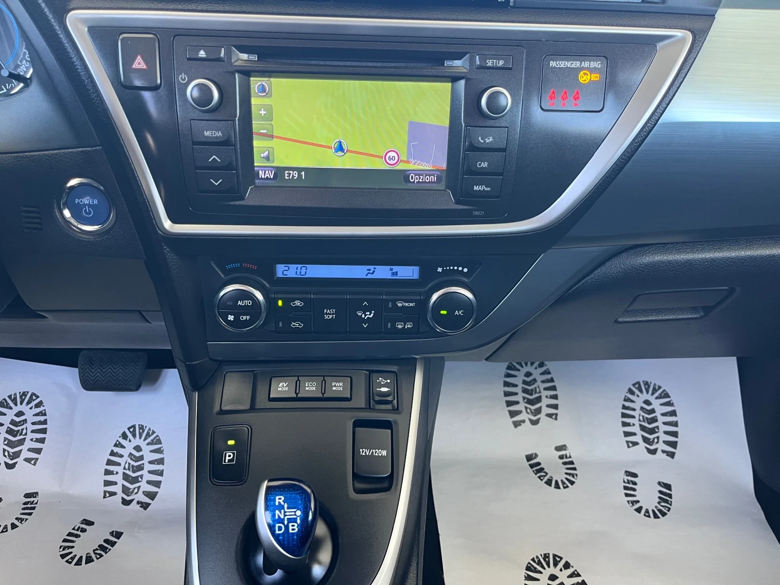Toyota Auris 1.8 Hybrid / Пълна сервизна история само в Тойота  - изображение 10