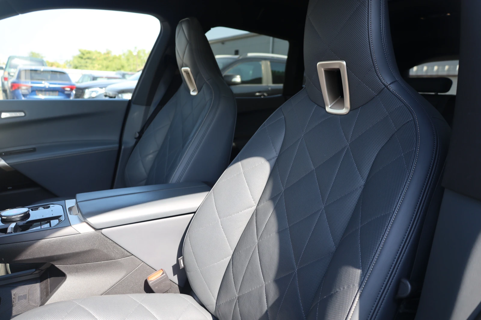 BMW iX 50 xDrive Sport 360 KeyGO Pano Обдух SoftCl HlK  - изображение 6