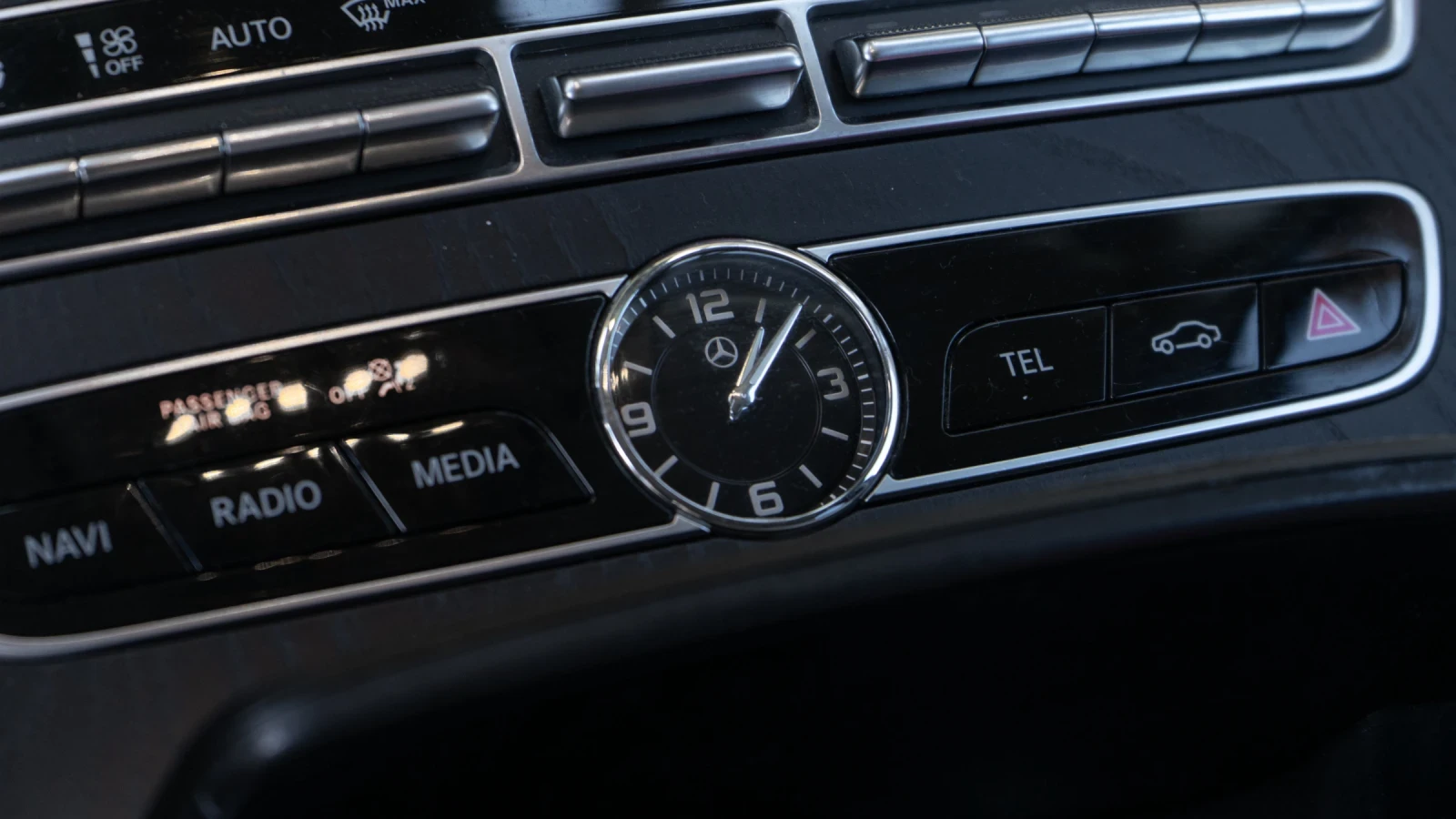 Mercedes-Benz E 220 AMG Line, снимка 10 - Автомобили и джипове - 54582425