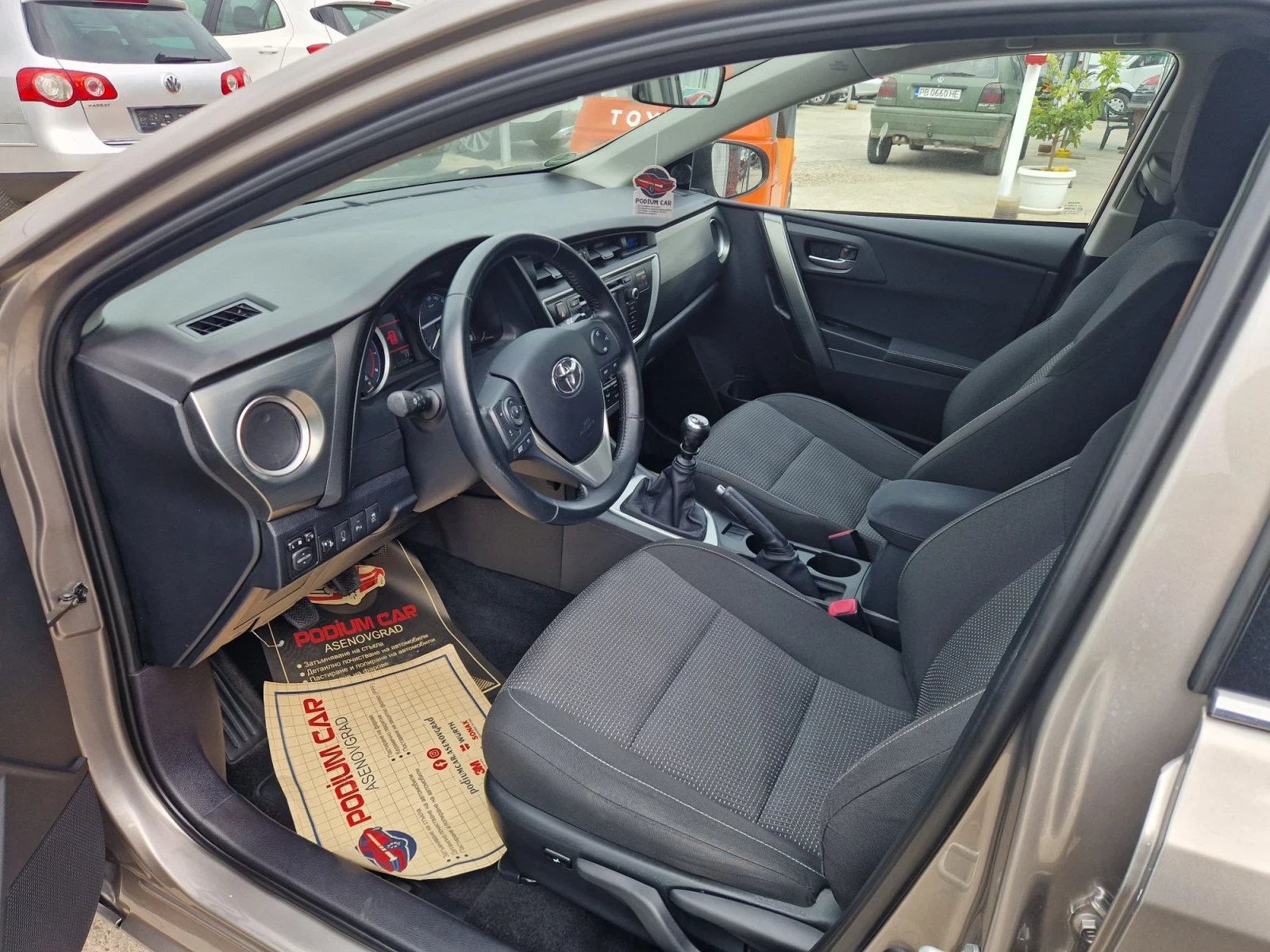 Toyota Auris 1.6, снимка 11 - Автомобили и джипове - 56297453