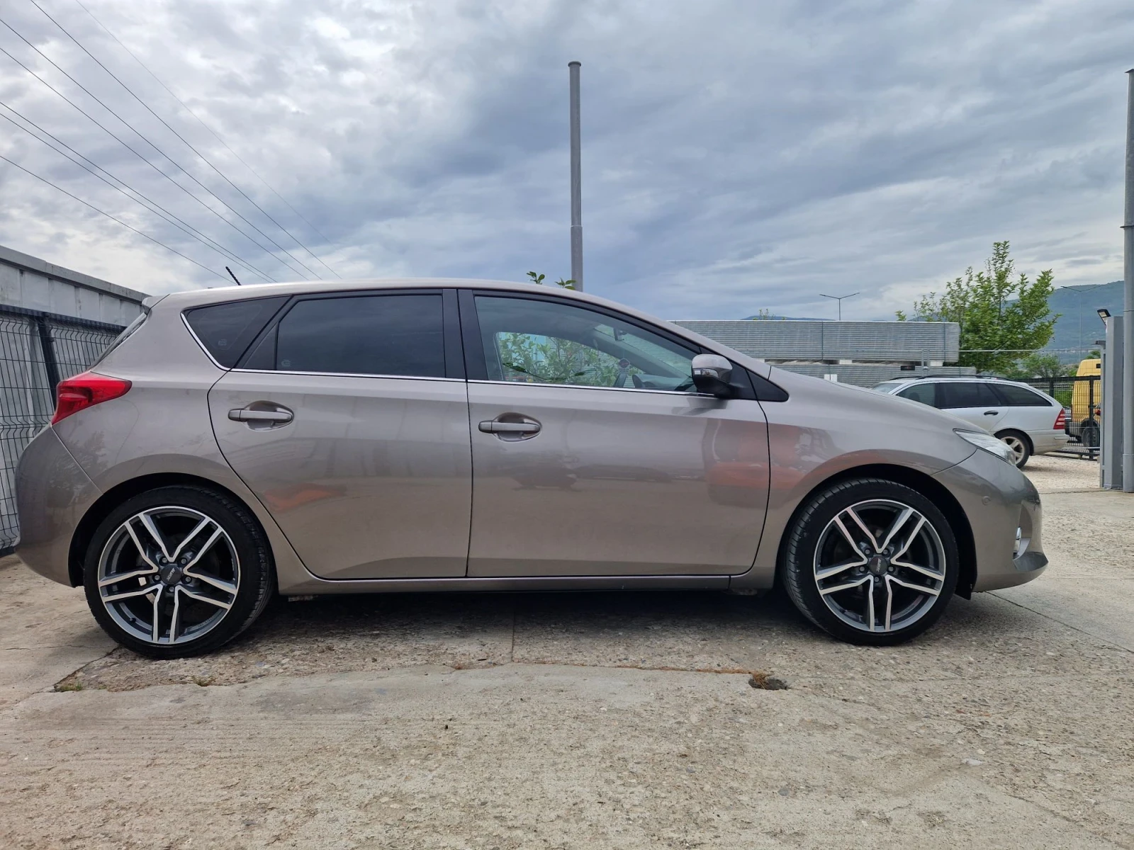 Toyota Auris 1.6, снимка 3 - Автомобили и джипове - 56297453