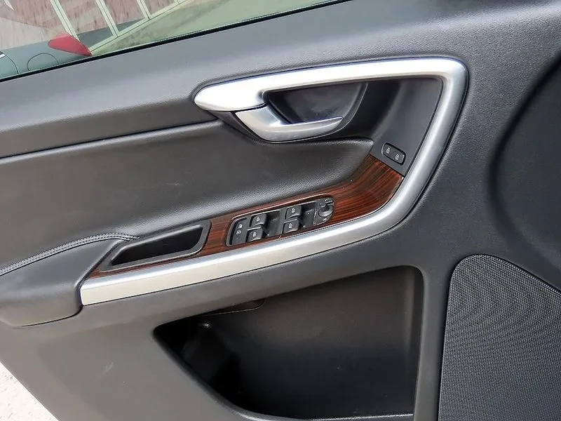 Volvo XC60 D4, снимка 11 - Автомобили и джипове - 55925894