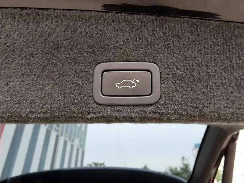 Volvo XC60 D4, снимка 16 - Автомобили и джипове - 55925894
