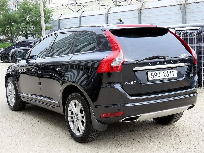 Volvo XC60 D4, снимка 3 - Автомобили и джипове - 55925894