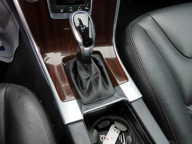 Volvo XC60 D4, снимка 10 - Автомобили и джипове - 55925894