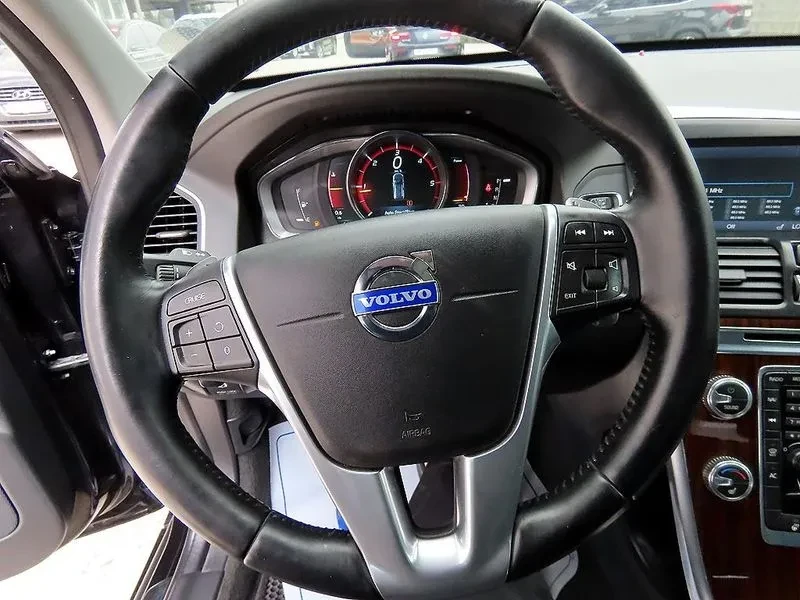 Volvo XC60 D4, снимка 8 - Автомобили и джипове - 55925894