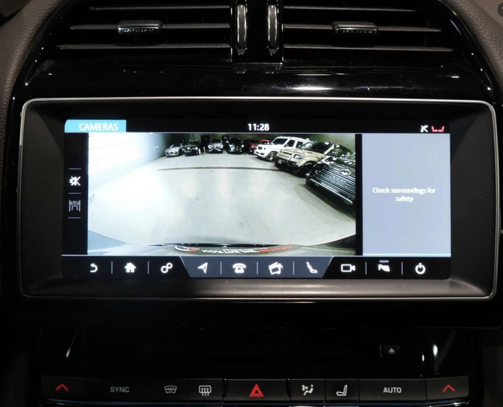 Jaguar F-PACE PANO/CARPLAY/MERIDIAN - изображение 9