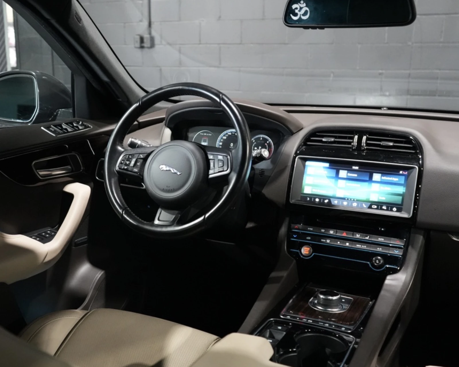 Jaguar F-PACE PANO/CARPLAY/MERIDIAN - изображение 8