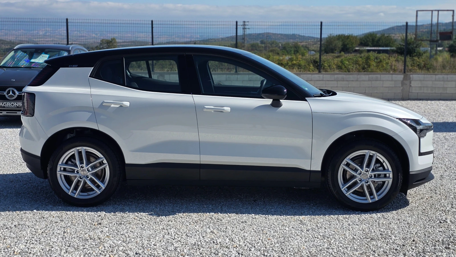 Volvo EX30 * LONG RANGE* * ГАРАНЦИОНЕН* , снимка 8 - Автомобили и джипове - 56060260