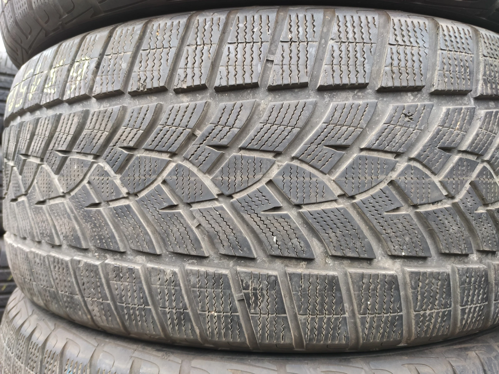 Гуми Зимни 275/45R21, снимка 3 - Гуми и джанти - 54000907