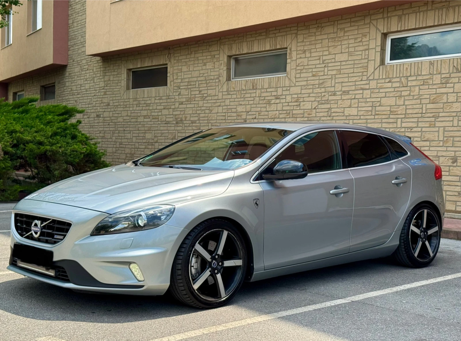 Volvo V40 2.0D 190 R-Design /Harmon/ Памет/ Подгрев/ Keyless - изображение 2
