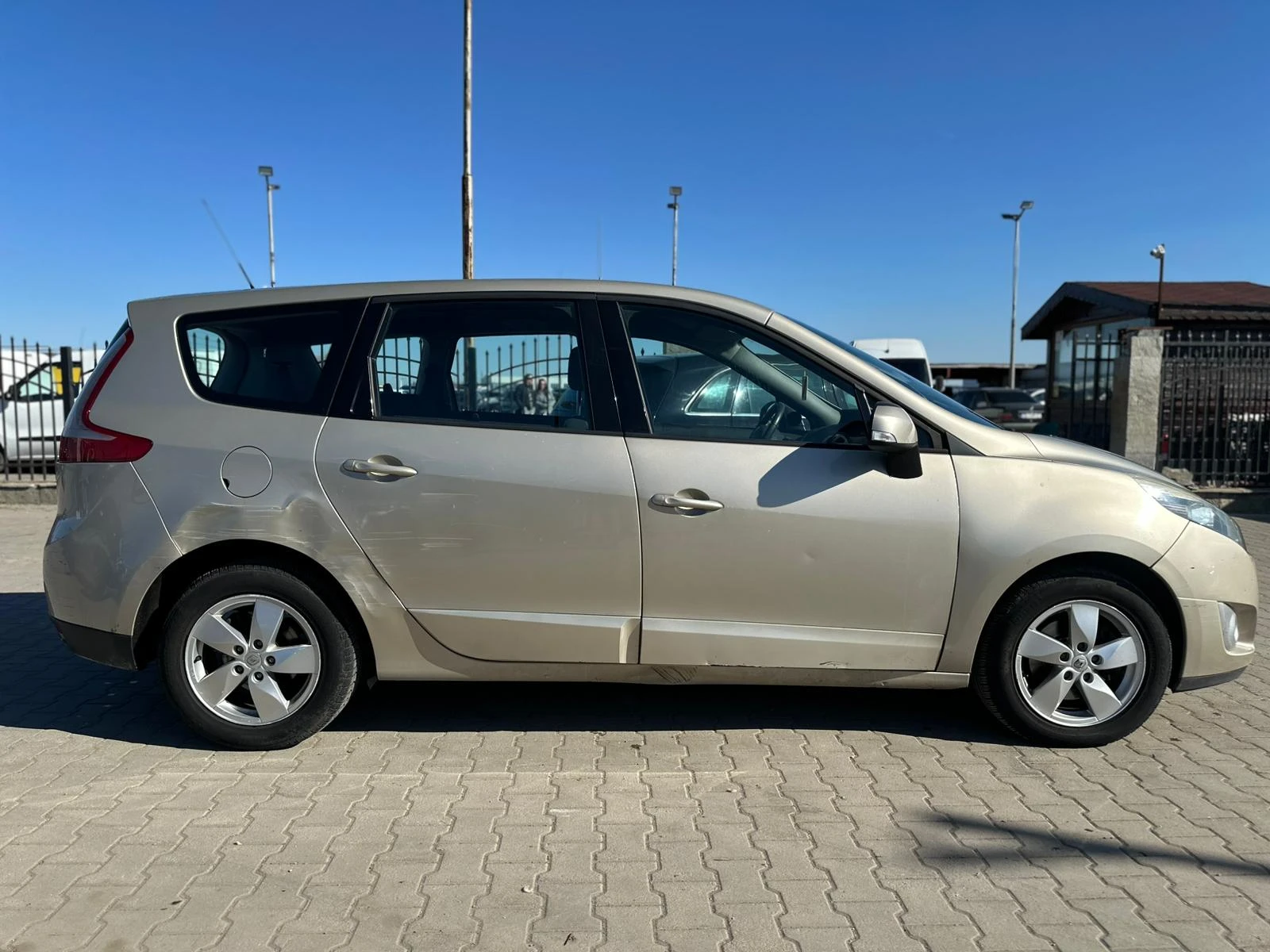 Renault Scenic / 1.5D / 110 HP / 6+ 1 / EURO 5 / - изображение 6