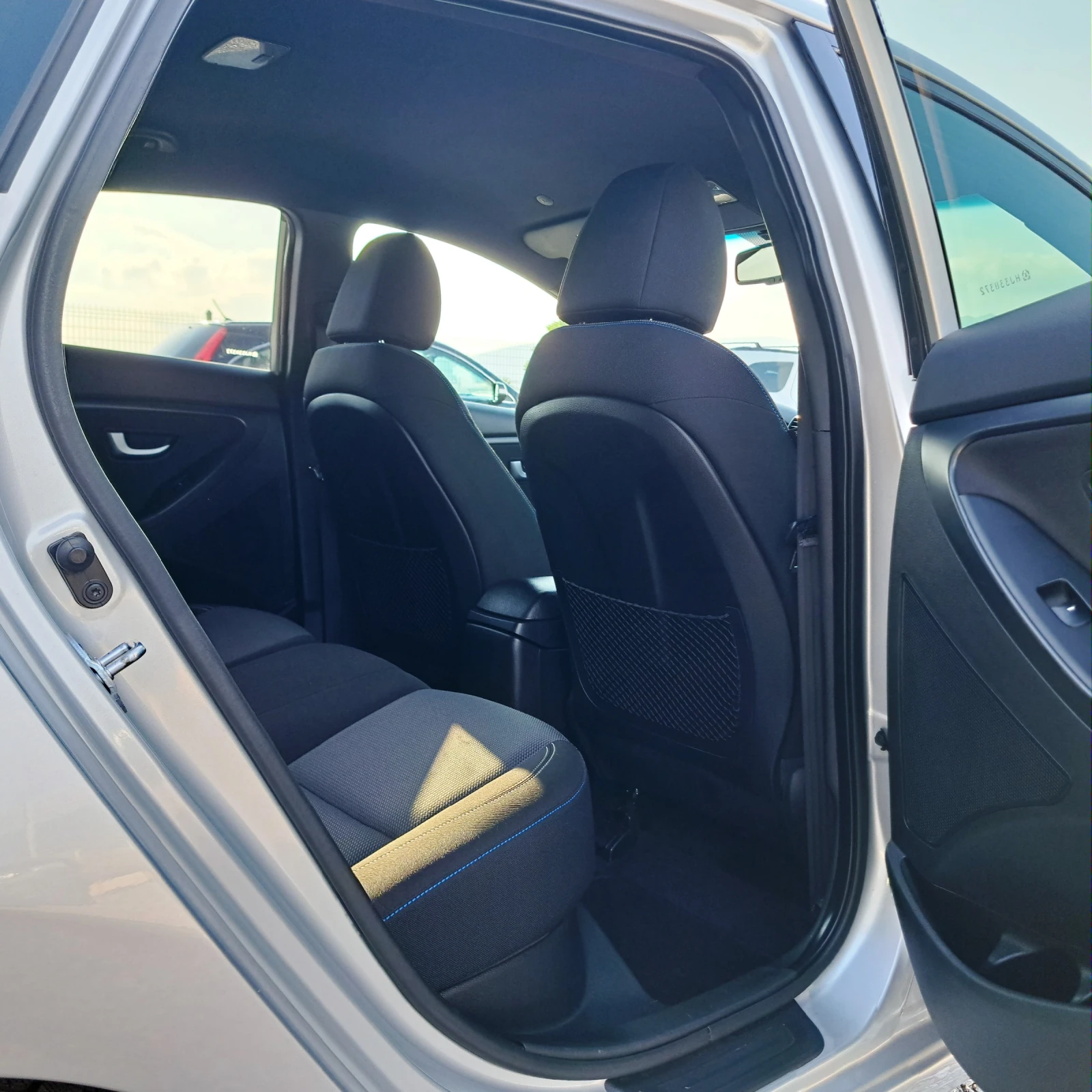 Hyundai I30  1.6 CRDi 5P Go!* Navi* Led* Camera* Отличен!, снимка 12 - Автомобили и джипове - 54798366