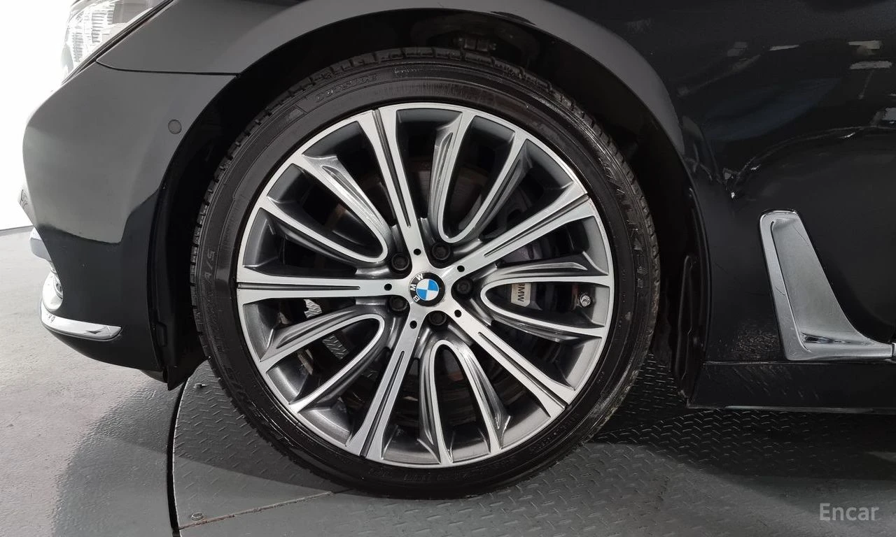 BMW 750 ДИСТРОНИК * ОБДУХВАНЕ * HEAD-UP * B&W, снимка 6 - Автомобили и джипове - 55187626