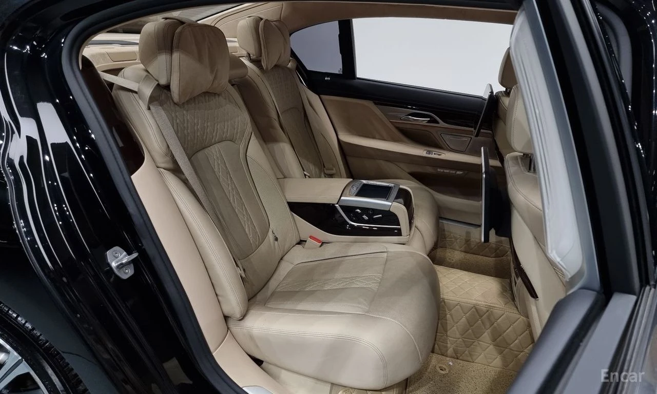 BMW 750 ДИСТРОНИК * ОБДУХВАНЕ * HEAD-UP * B&W, снимка 13 - Автомобили и джипове - 55187626