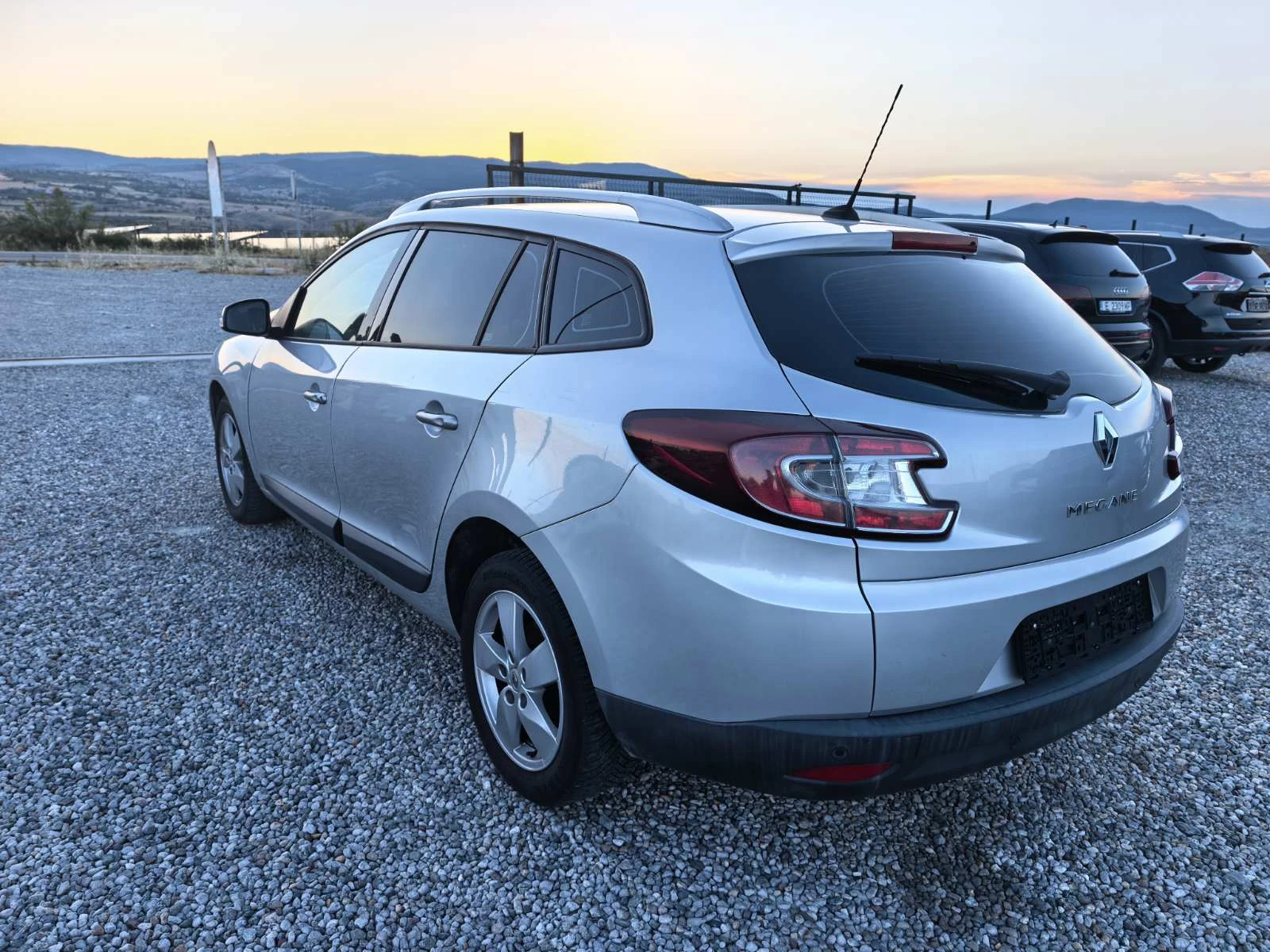 Renault Megane 1.5DCI, снимка 8 - Автомобили и джипове - 55805805