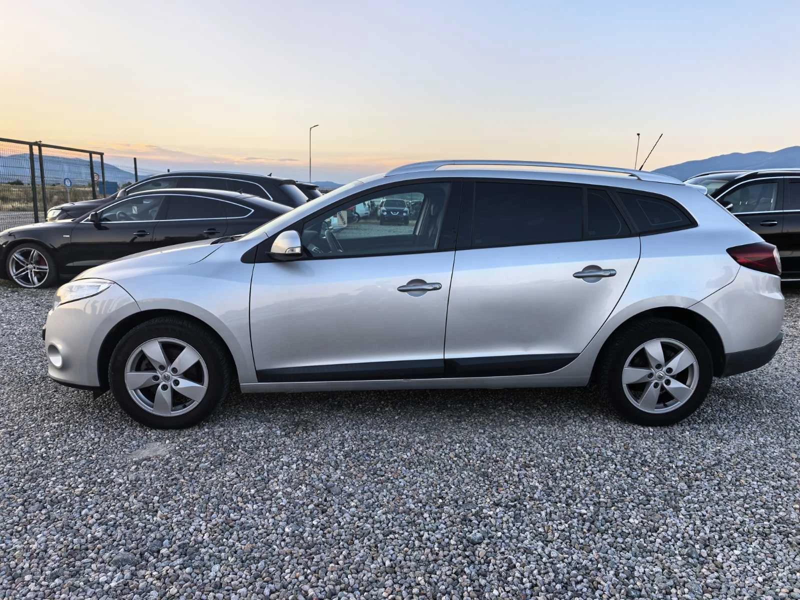 Renault Megane 1.5DCI, снимка 5 - Автомобили и джипове - 55805805