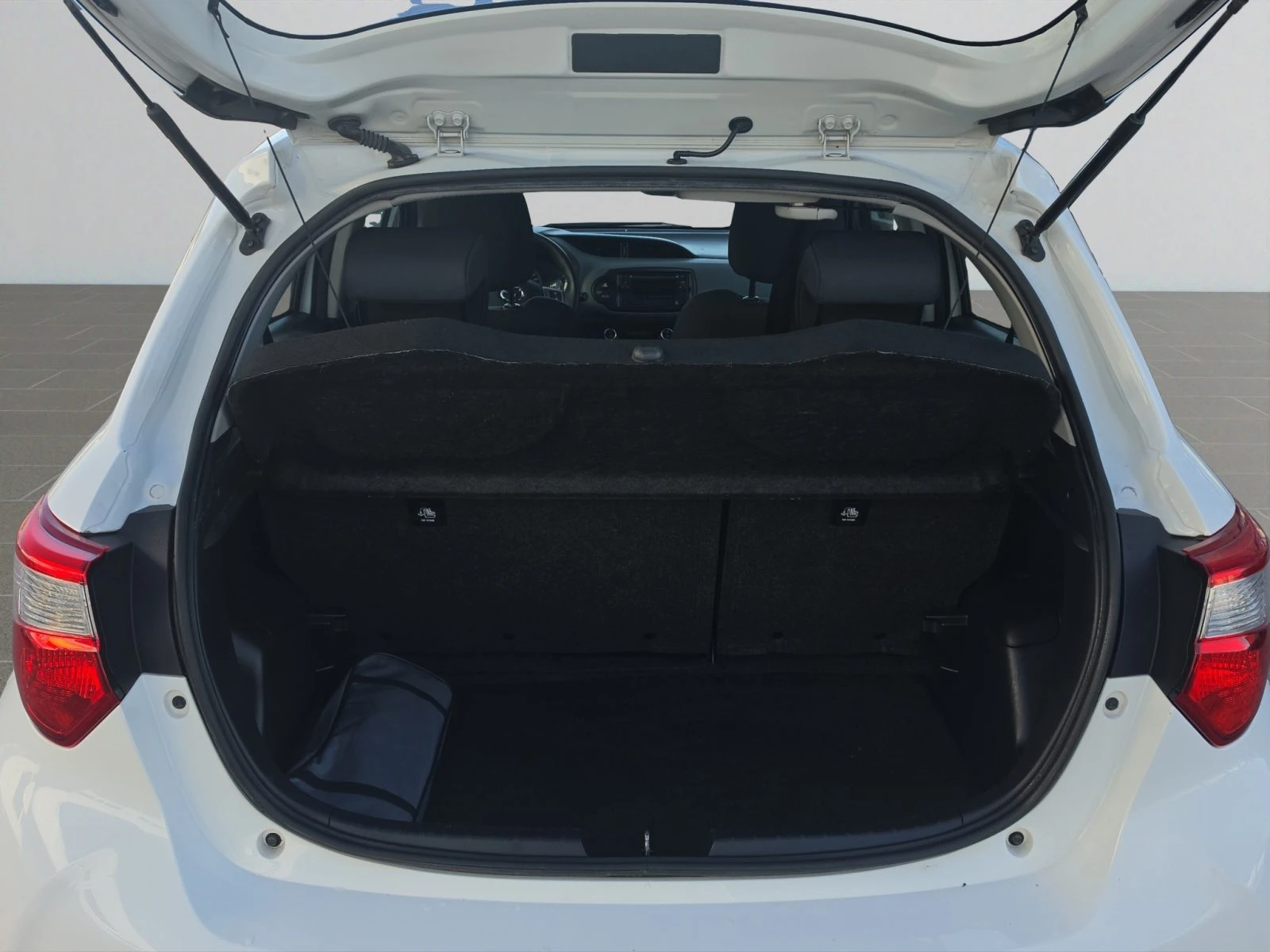 Toyota Yaris HYBRID 1.5E / 75HP EAT E6//2001R07 | Mobile.bg � ����������� 13