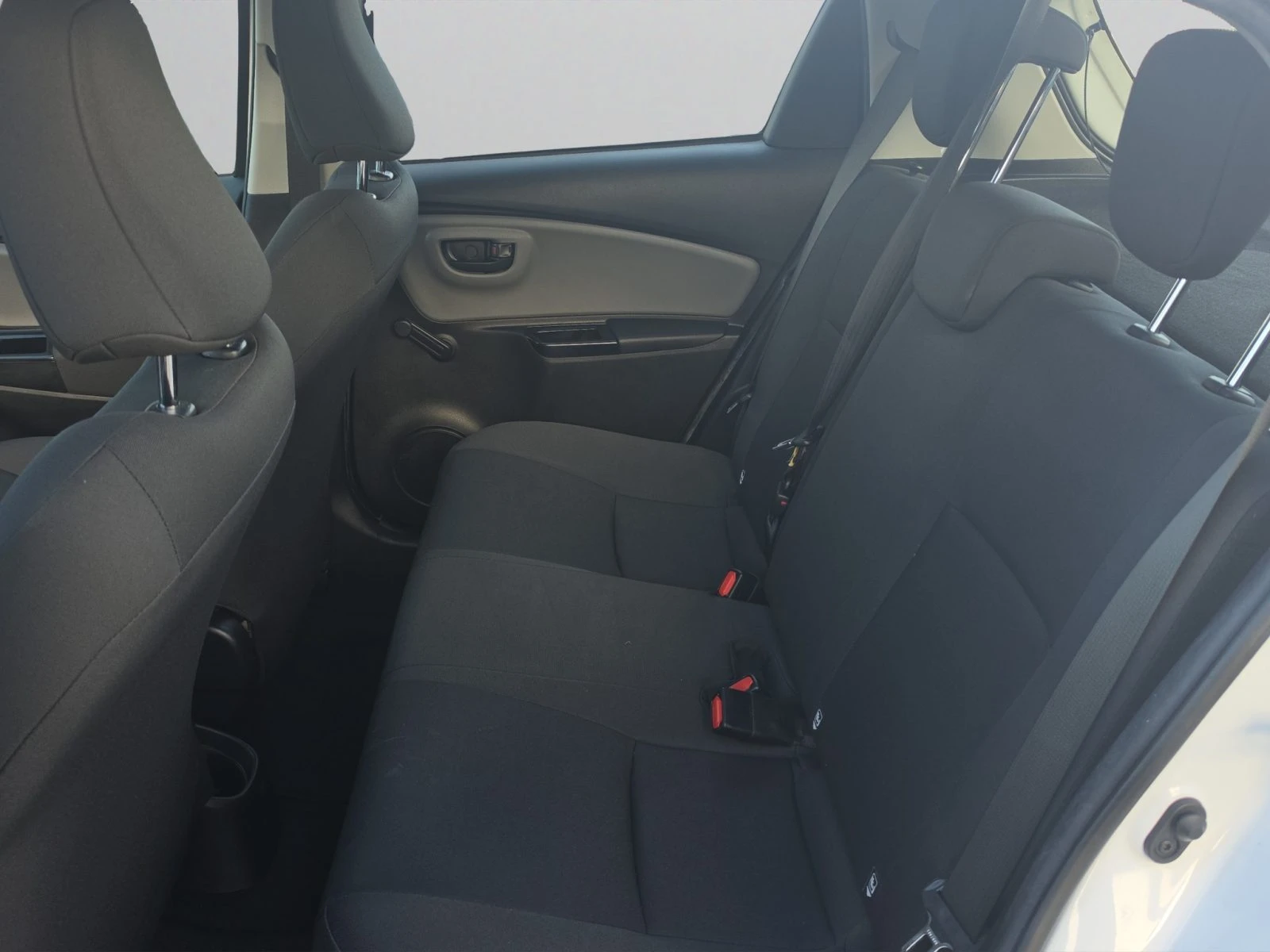 Toyota Yaris HYBRID 1.5E / 75HP EAT E6//2001R07 | Mobile.bg � ����������� 12