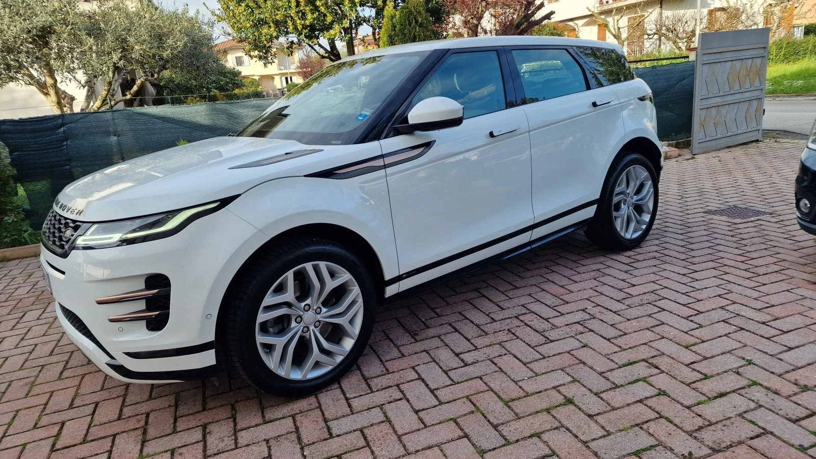 Land Rover Range Rover Evoque 2.0D HYBRIDA R.DYNAMIC, снимка 1