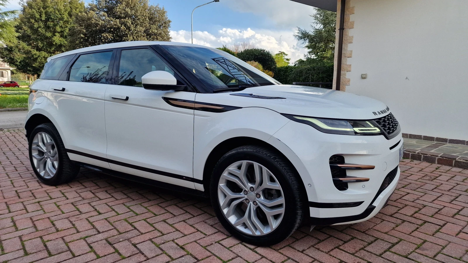 Land Rover Range Rover Evoque 2.0D HYBRIDA R.DYNAMIC - изображение 3