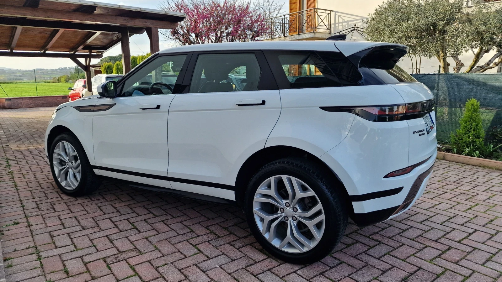 Land Rover Range Rover Evoque 2.0D HYBRIDA R.DYNAMIC - изображение 4
