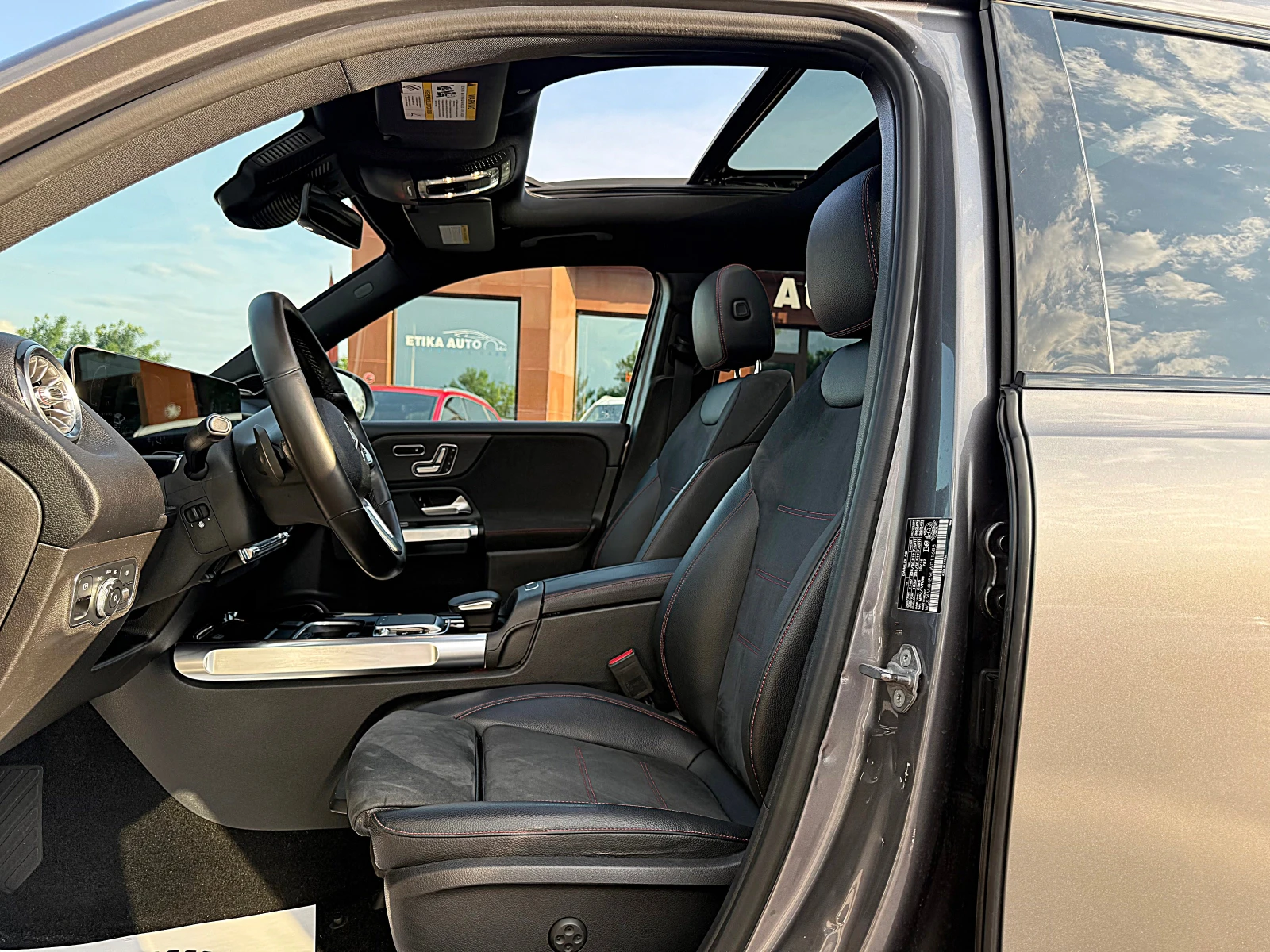 Mercedes-Benz GLB 250 AMG-4x4-DISTRONIK-BURMESTER-360KAMERI-PANORAMA-FUL, снимка 8 - Автомобили и джипове - 54826453