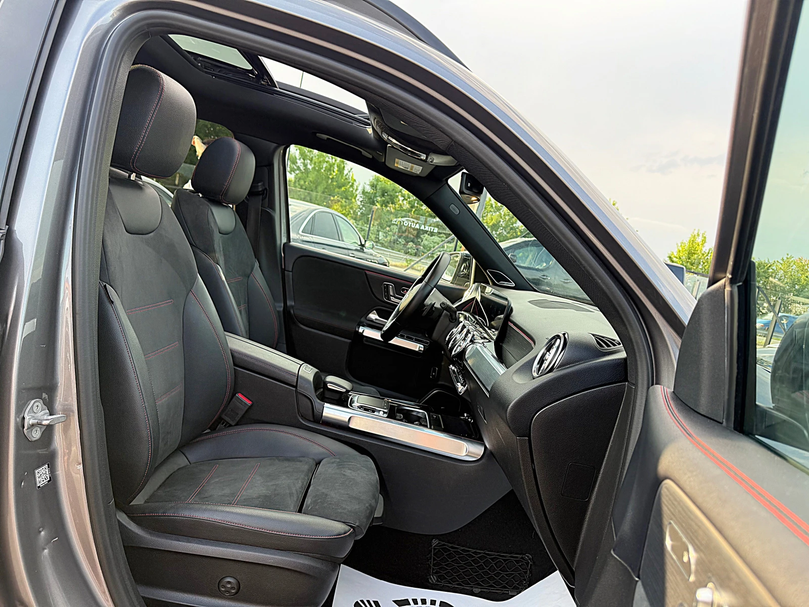 Mercedes-Benz GLB 250 AMG-4x4-DISTRONIK-BURMESTER-360KAMERI-PANORAMA-FUL, снимка 11 - Автомобили и джипове - 54826453
