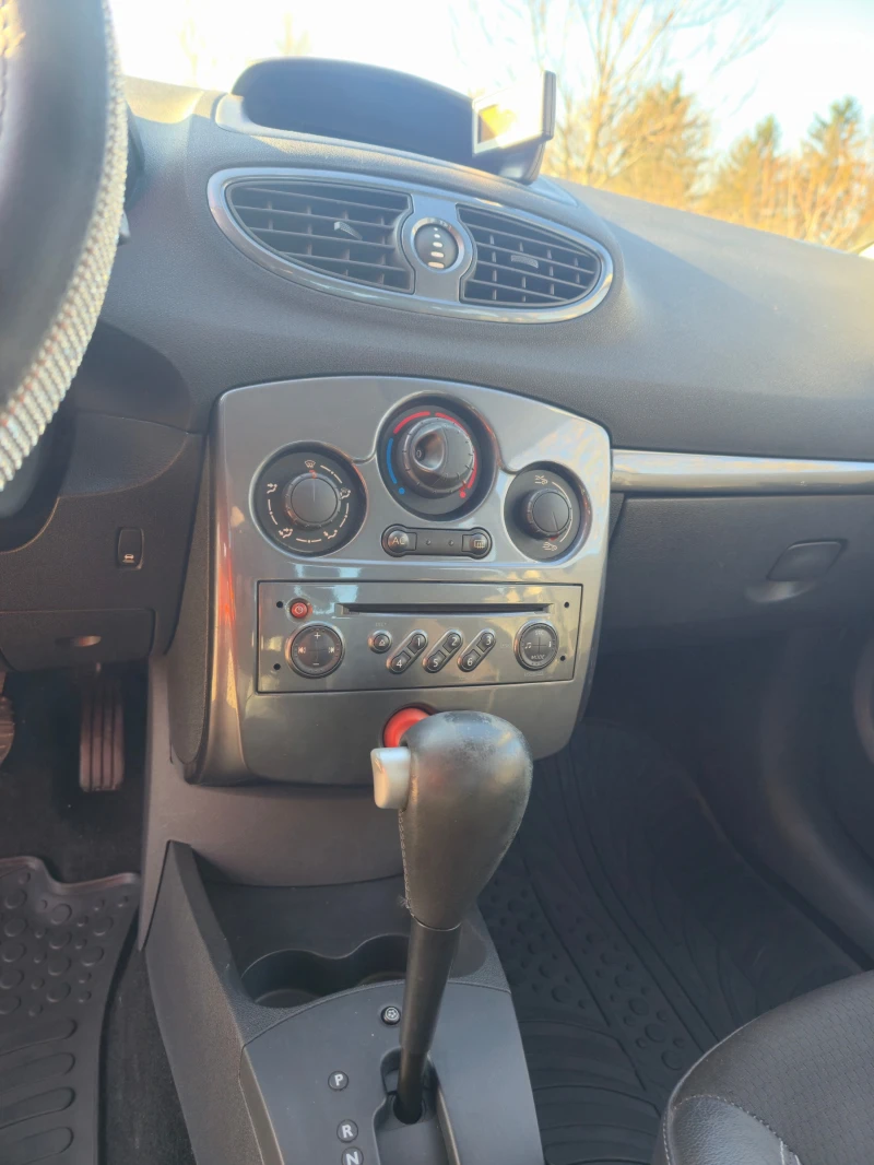 Renault Clio 1.6 Automatik, снимка 12 - Автомобили и джипове - 52806799