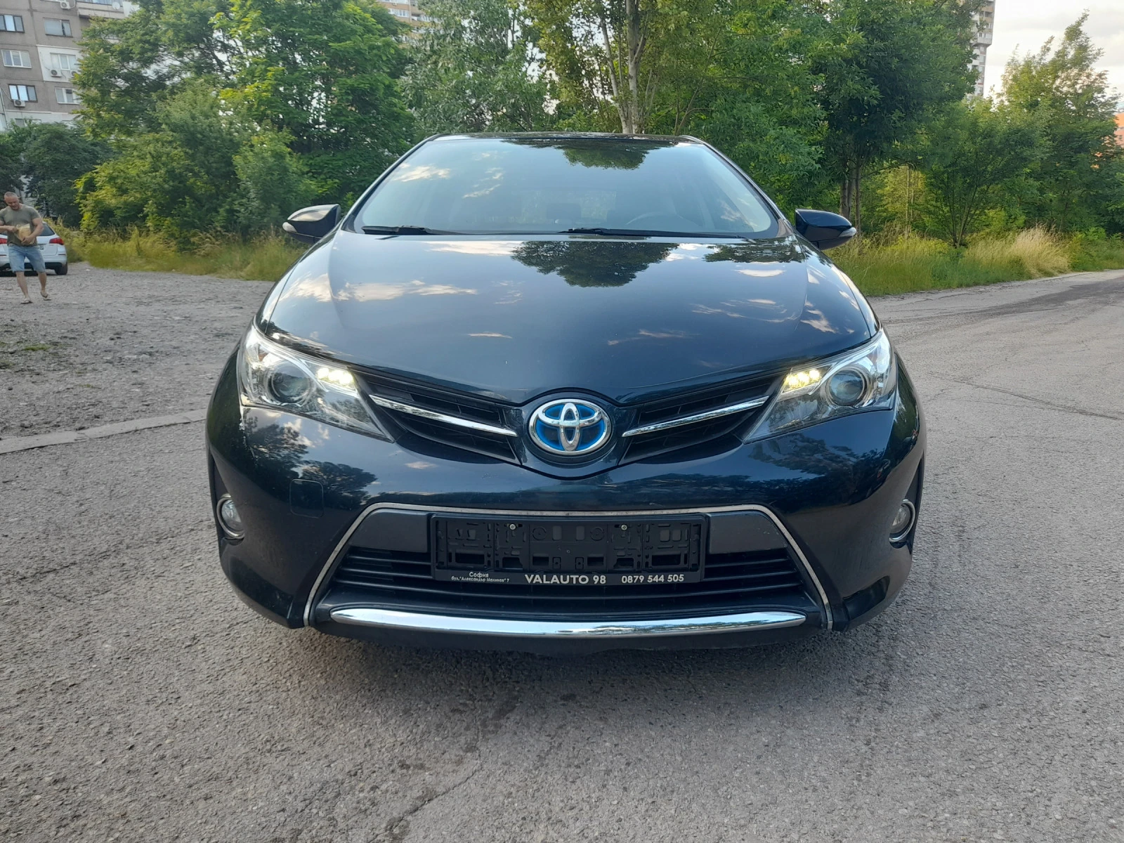 Toyota Auris 1.8 HYBRID - изображение 2