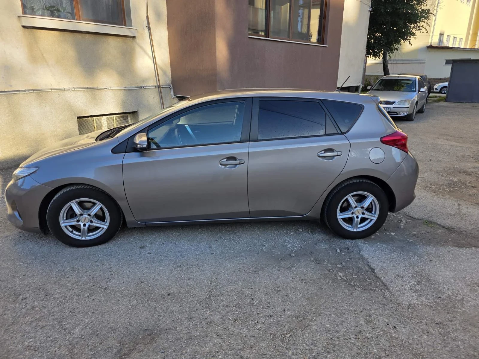Toyota Auris, снимка 4 - Автомобили и джипове - 54715387