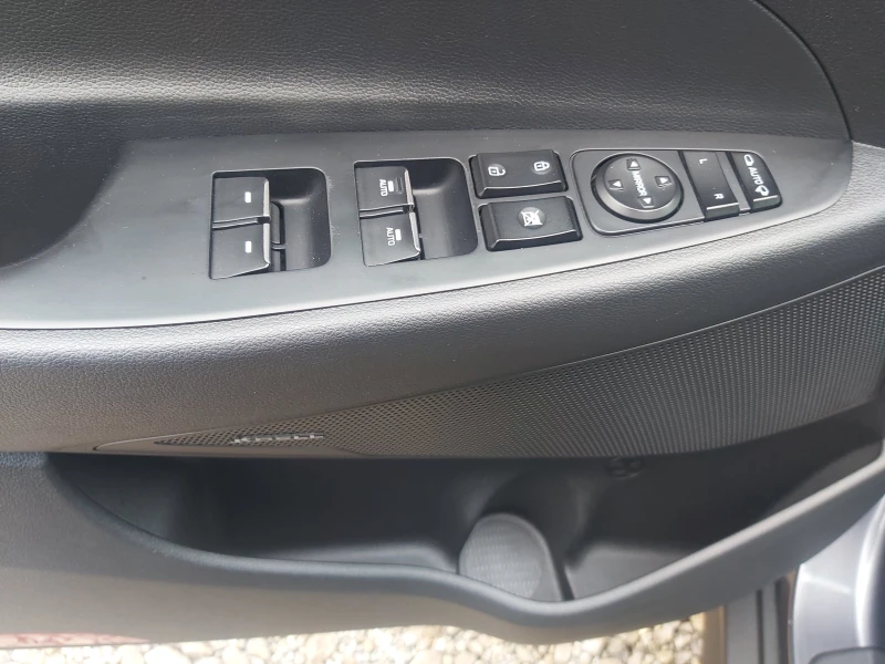 Hyundai Tucson 1.6 crdi, снимка 8 - Автомобили и джипове - 52427804