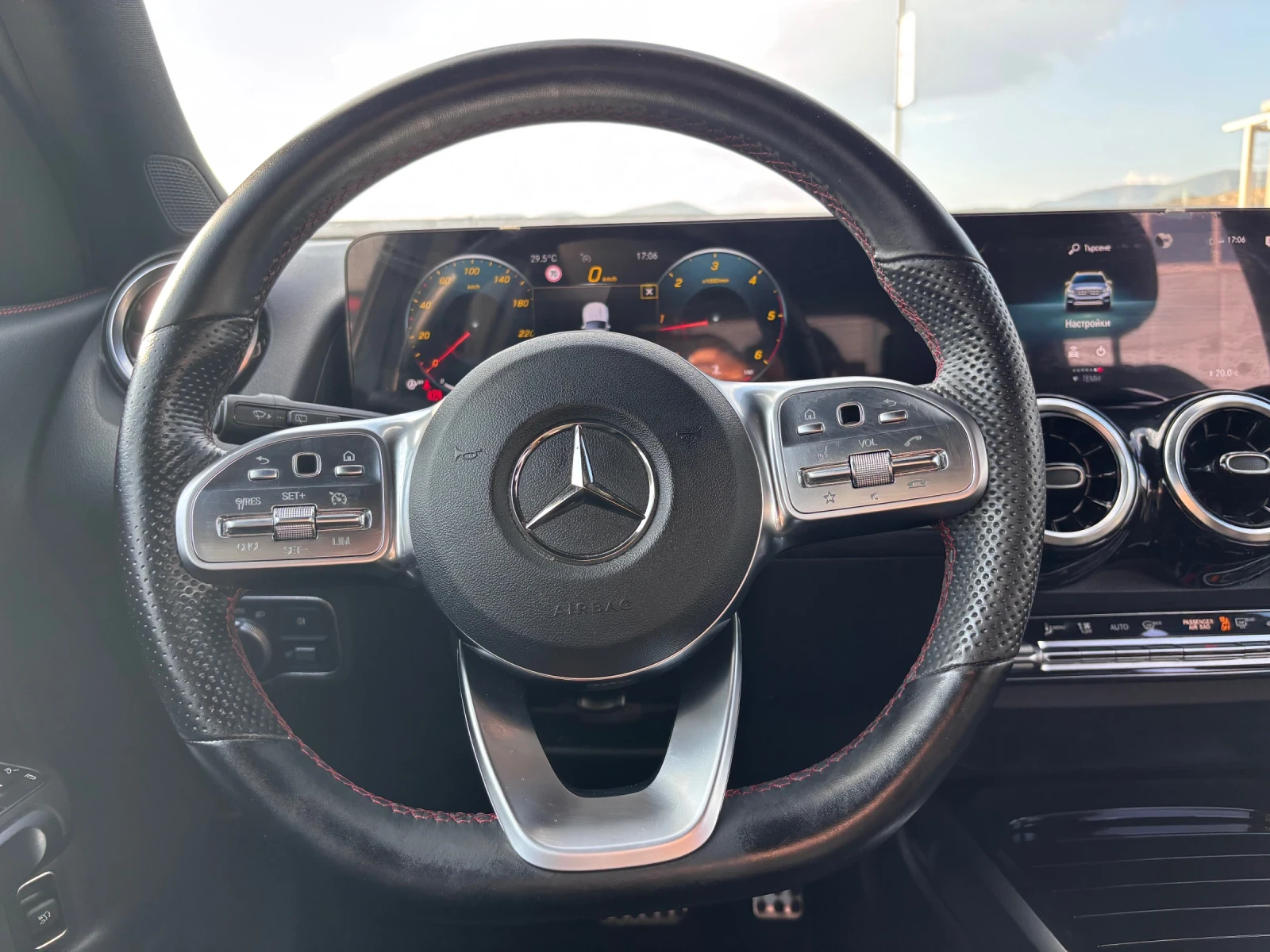 Mercedes-Benz GLB 200 2.0 D AMG, снимка 11 - Автомобили и джипове - 56171671