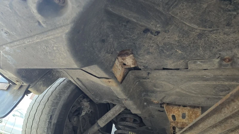 VW Transporter T5 2008г 1.9 TDI 105 к.с без ръжда, снимка 8 - Бусове и автобуси - 52753105