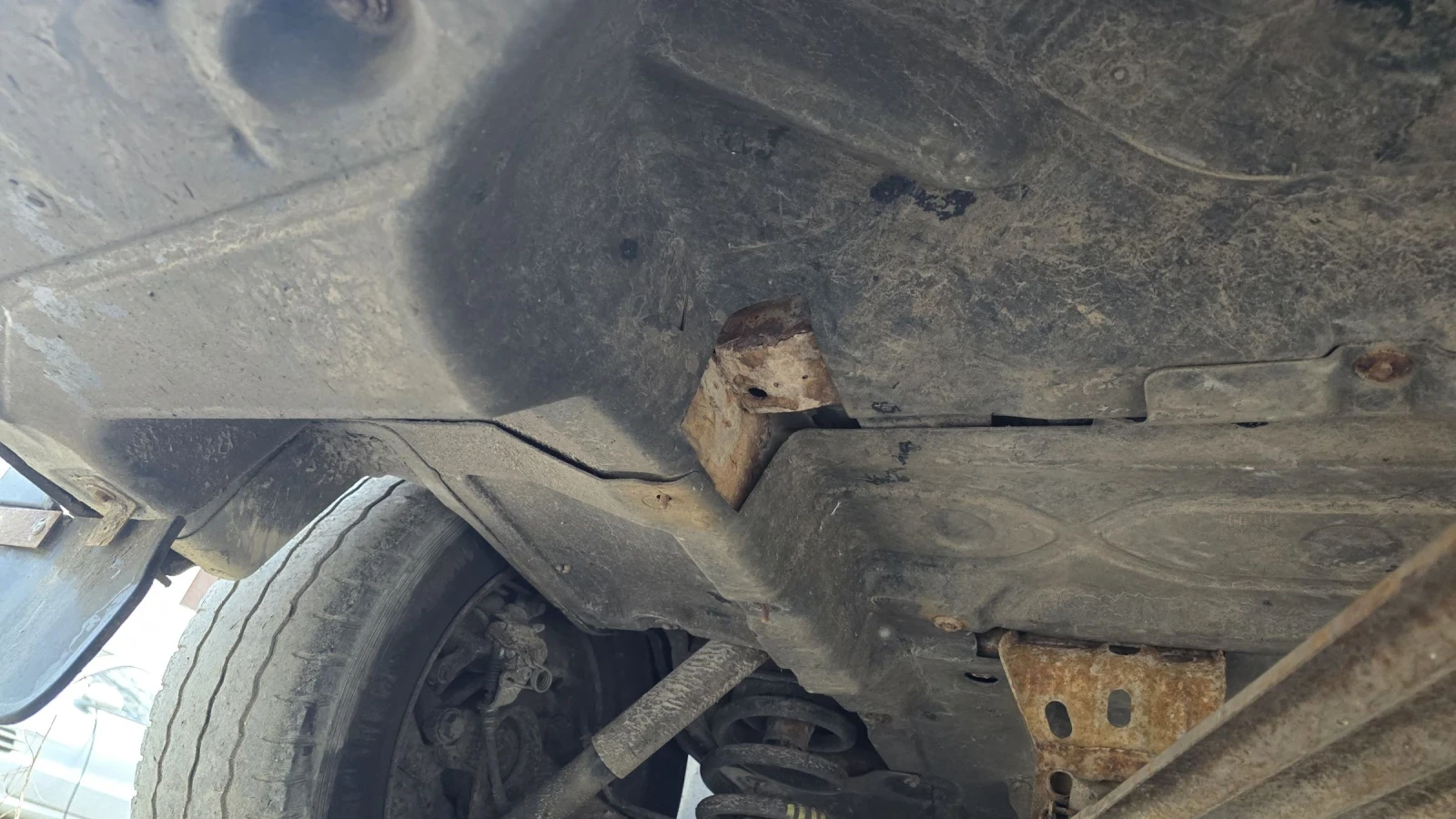 VW Transporter T5 2008г 1.9 TDI 105 к.с без ръжда - изображение 8