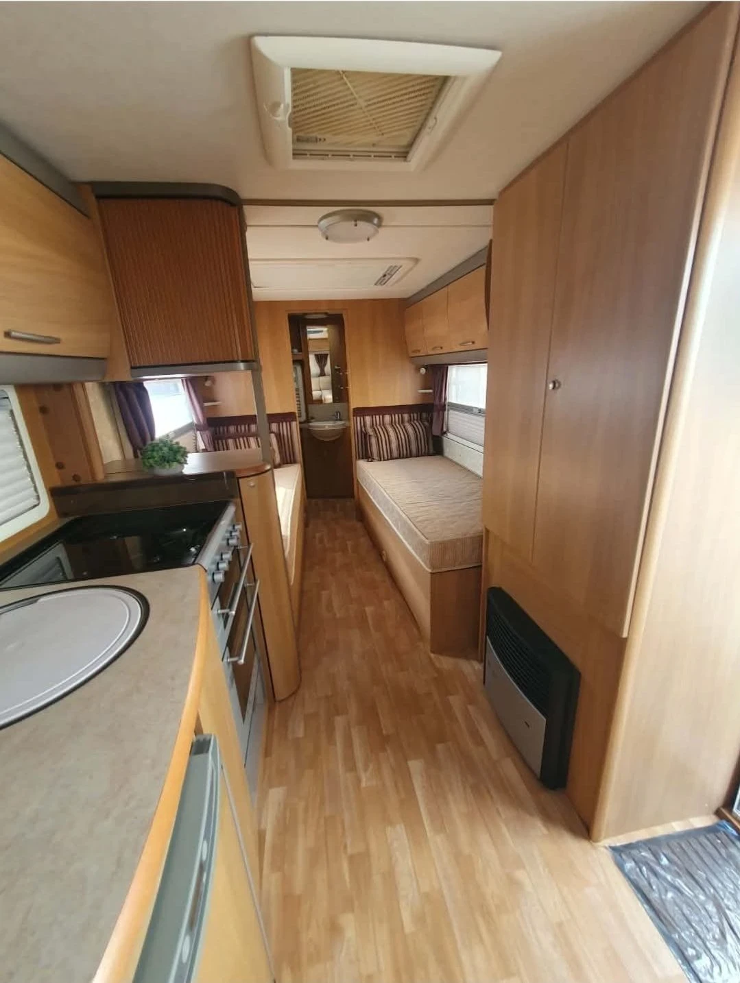 Каравана Swift Conqueror, снимка 11 - Каравани и кемпери - 55726936