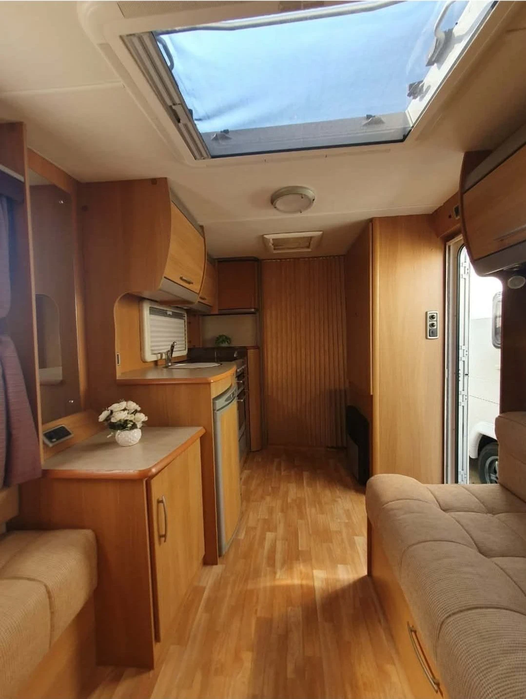 Каравана Swift Conqueror, снимка 13 - Каравани и кемпери - 55726936