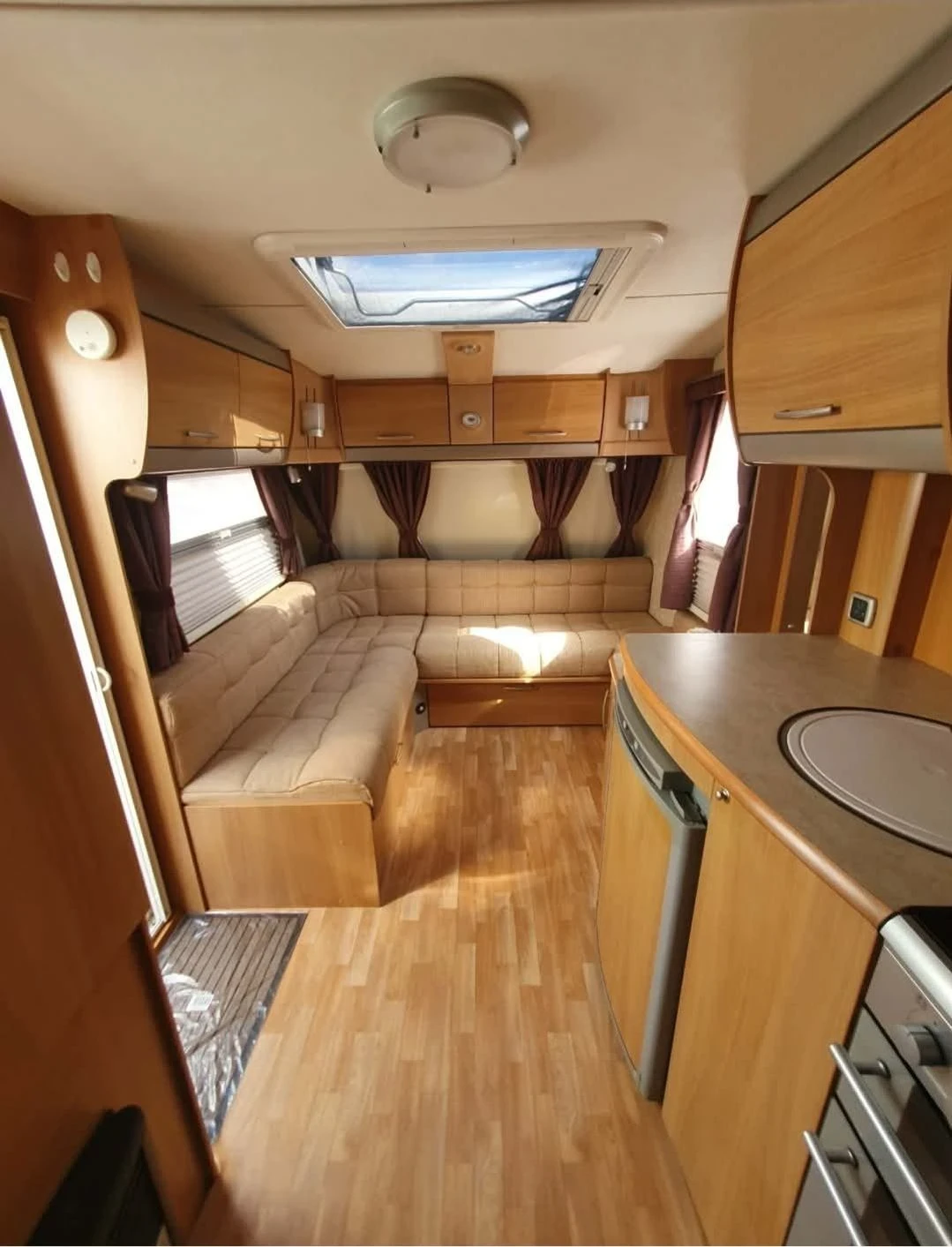 Каравана Swift Conqueror, снимка 5 - Каравани и кемпери - 55726936