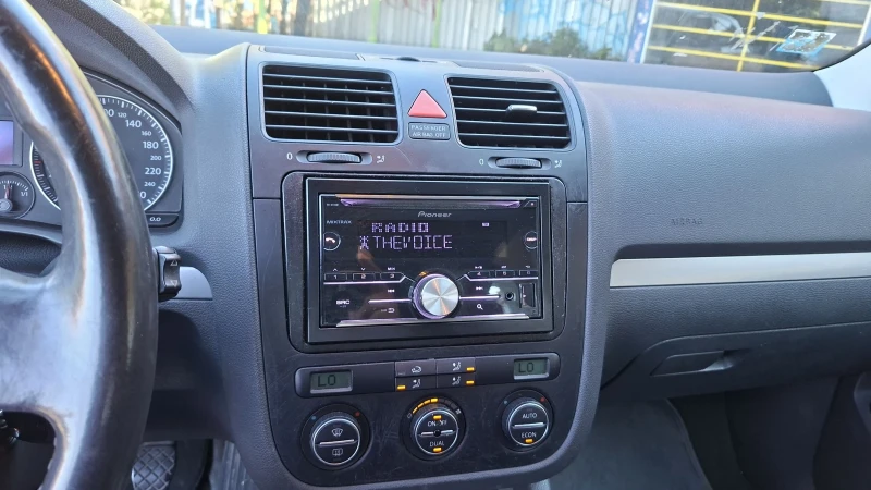 VW Golf 1.6 FSI-174500км.-РЕАЛНИ!!!, снимка 10 - Автомобили и джипове - 52068430