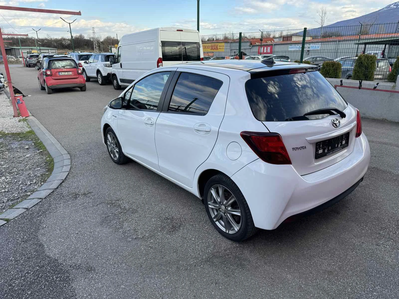 Toyota Yaris HIBRID S - изображение 7