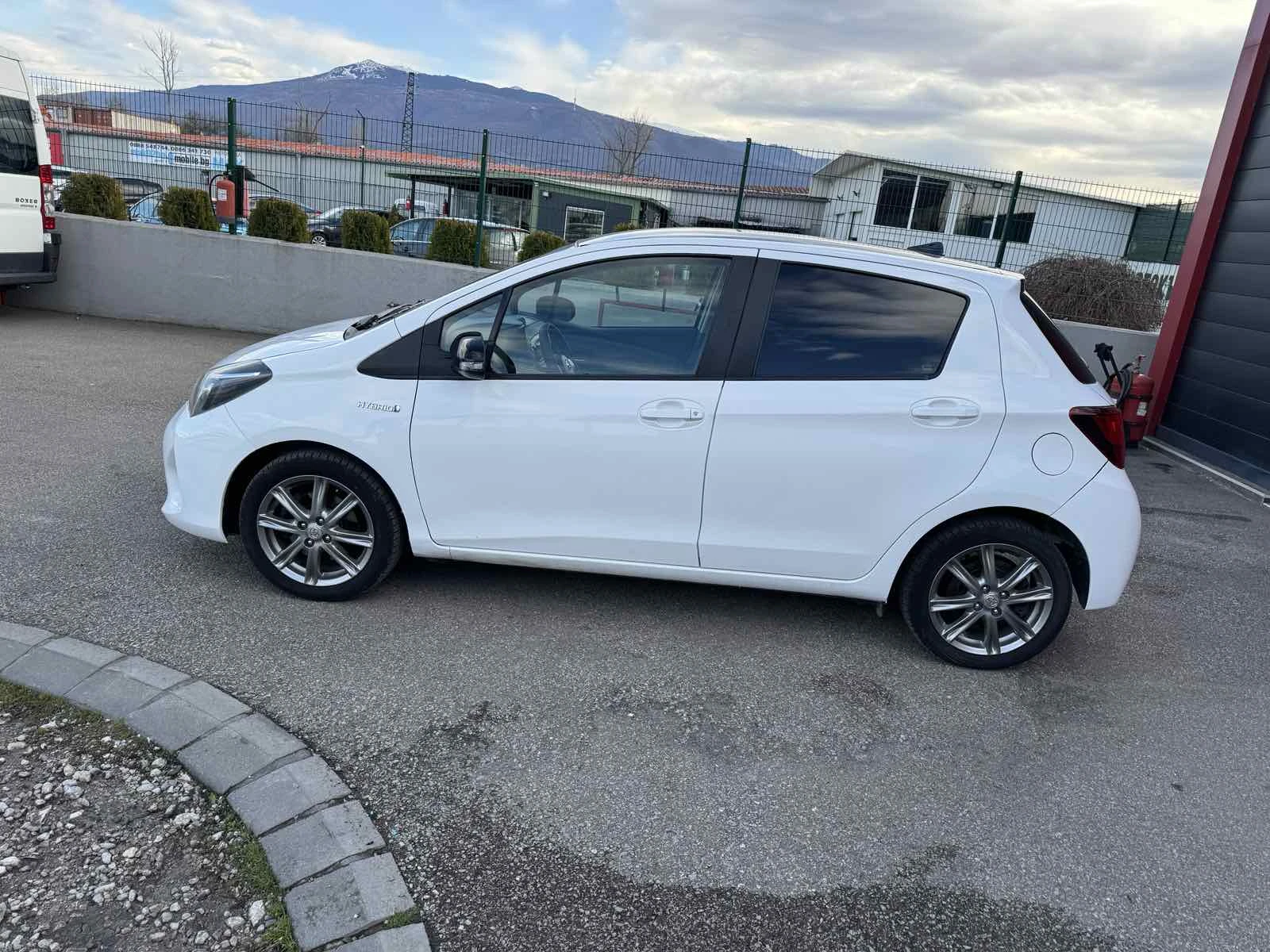 Toyota Yaris HIBRID S - изображение 5