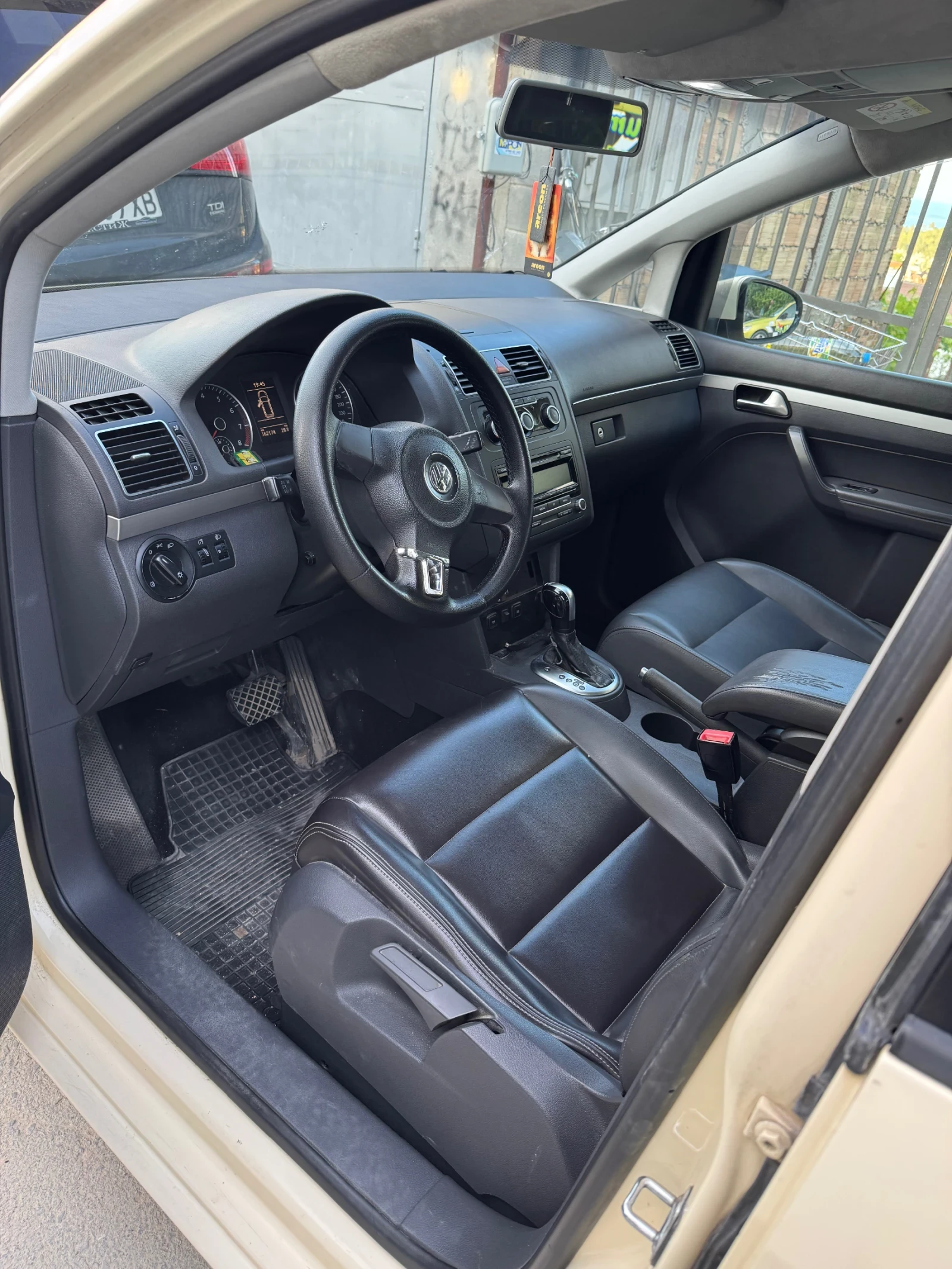 VW Touran, снимка 5 - Автомобили и джипове - 54840579