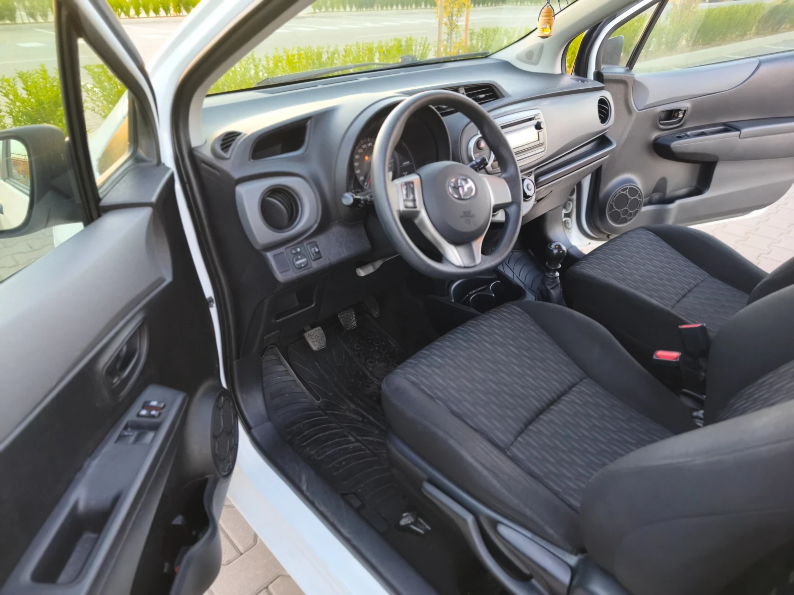 Toyota Yaris 1.4 D4D, снимка 11 - Автомобили и джипове - 56049316