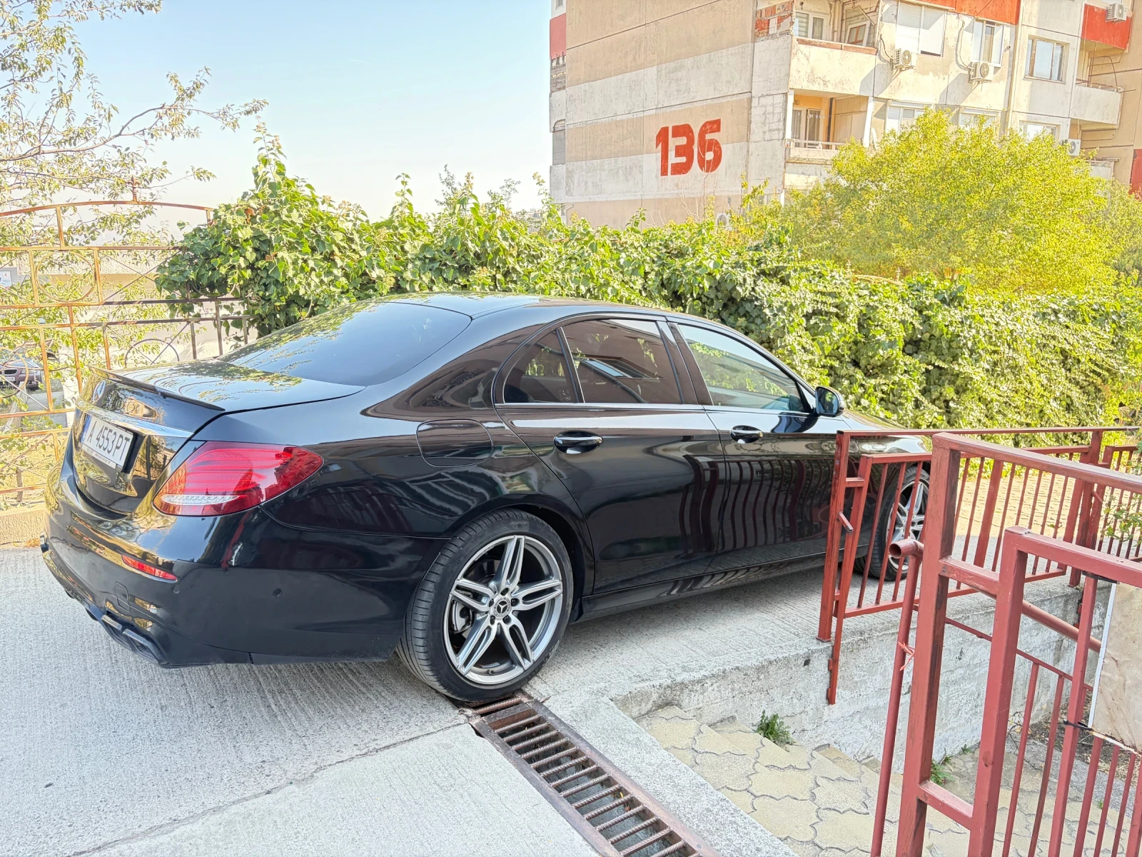 Mercedes-Benz E 220, снимка 3 - Автомобили и джипове - 56471216