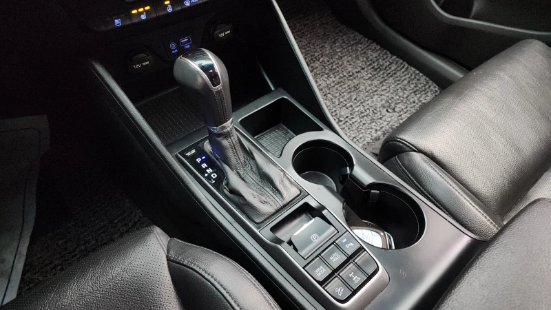 Hyundai Tucson 2.0CRDI/4x4/Пълна сервизна !!!, снимка 12 - Автомобили и джипове - 53429999