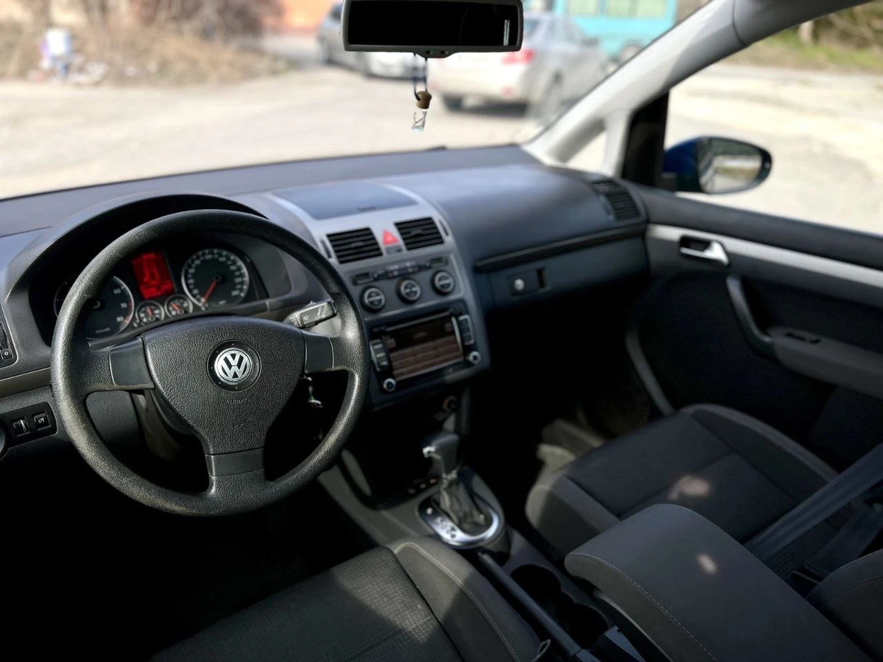 VW Touran 1.4 TFSI, снимка 11 - Автомобили и джипове - 53844333