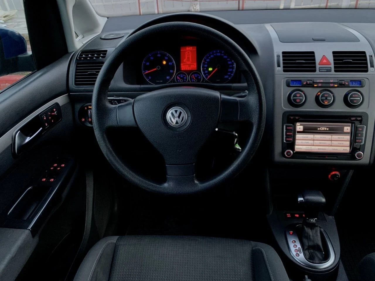 VW Touran 1.4 TFSI, снимка 8 - Автомобили и джипове - 53844333